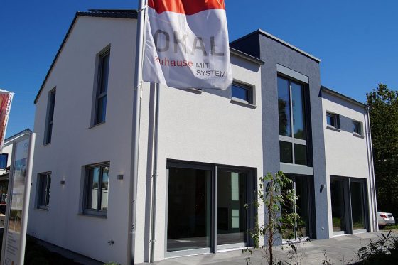 Außenansicht des neuen OKAL Musterhauses in Offenburg (Foto: Markus Burgdorf)