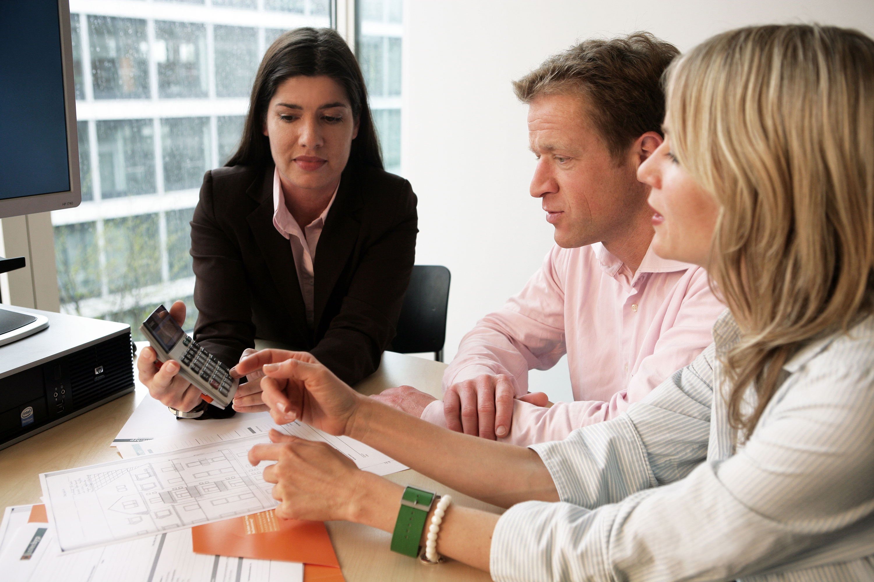 Auch bei den aktuell besonders niedrigen Zinsen kann man bei der Baufinanzierung vieles falsch machen. Lassen Sie sich deshalb unabhängig beraten und vertrauen Sie nicht allein Ihrer Hausbank. (Foto: Interhyp)