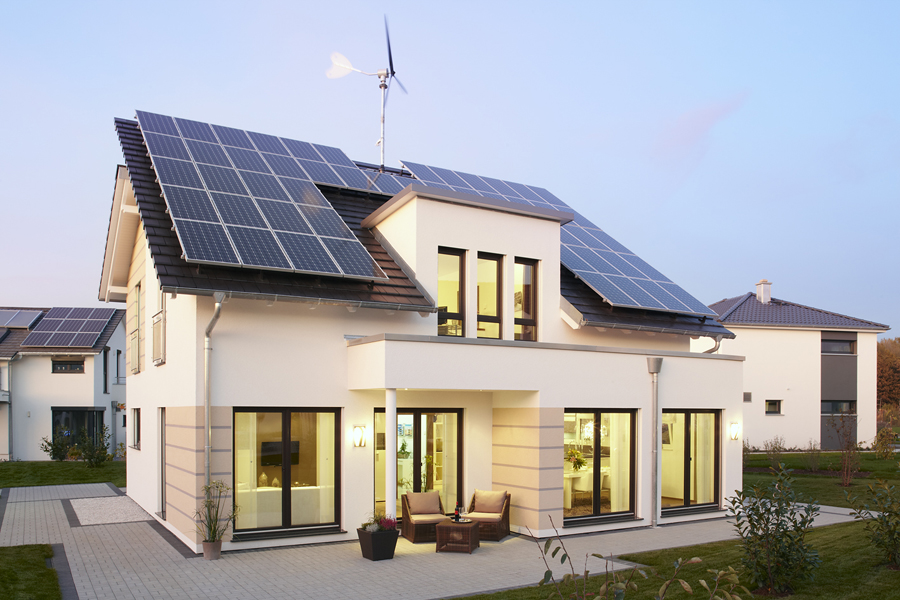 Beim Musterhaus Avenio von RENSCH-HAUS tragen eine Photovoltaikanlage und eine innovative Windkraftanlage zur positiven Energiebilanz des Hauses bei. (Bild: RENSCH-HAUS)
