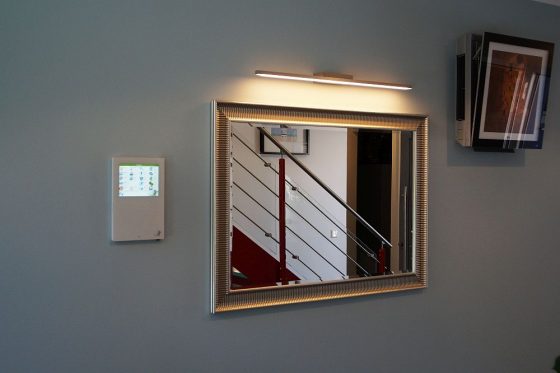 Auf diesem Bild sieht man links das Touch-Panel für das komfortable Gebäudemanagement und rechts ein Lüftungselement der Luft-Wasser-Wärmepumpe. (Foto: Markus Burgdorf)