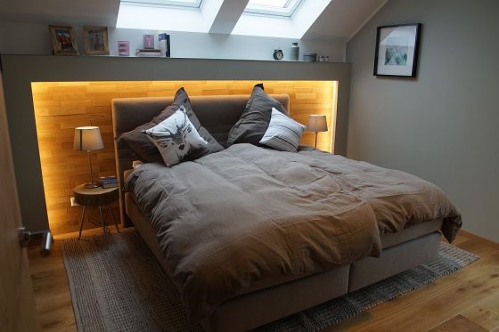 Das Schlafzimmer mit eigenem Bad und Ankleideraum sichert die Privatsphäre. (Foto: OKAL Haus GmbH / Markus Burgdorf)